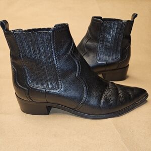 Marc Fisher LTD Yohani western-style ankle booties in black leather. Size 8.5